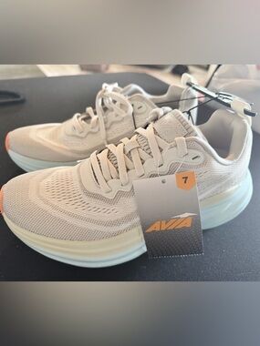 Avia women’s sneakers tennis shoes athletic gray woman’s 7 NWT